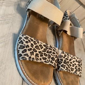 Sketchers leopard sandal